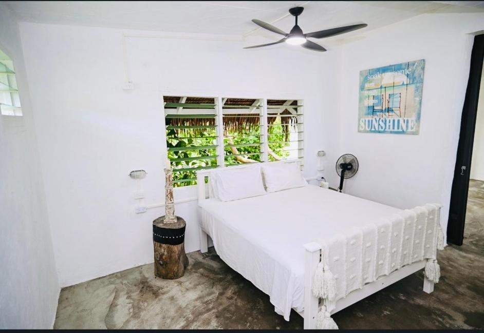 Bed and Breakfast Banana Bay Beach Club Этон Экстерьер фото